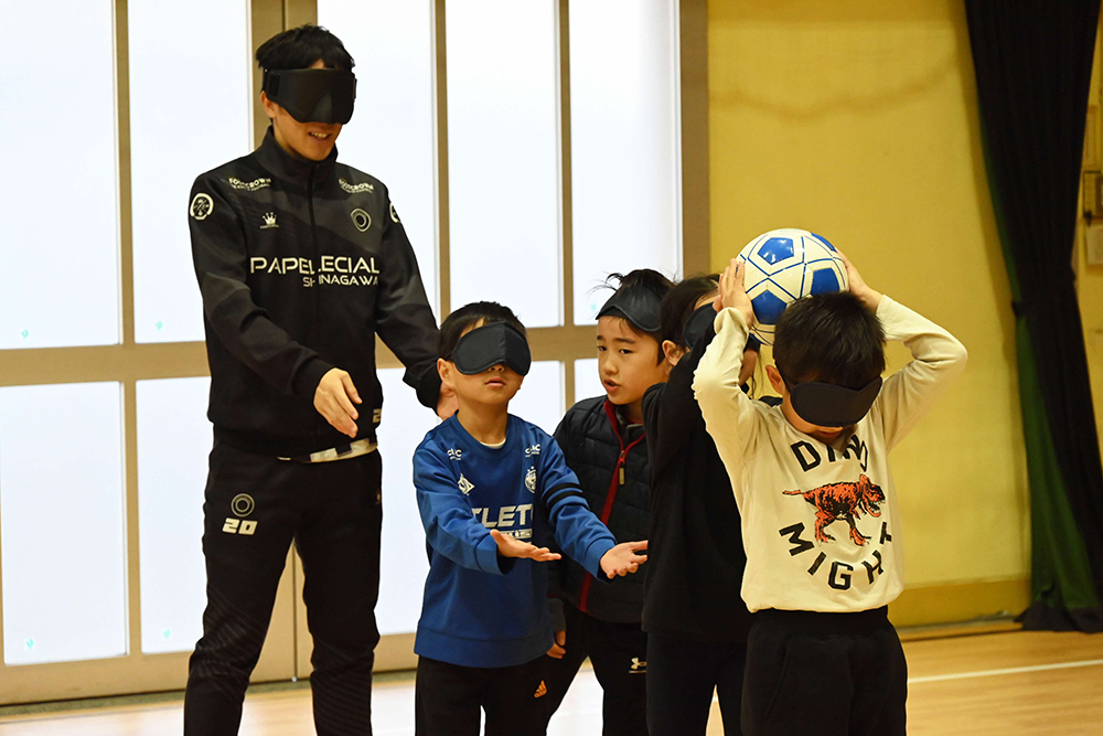 楽しみながら体験する選手と子どもの画像
