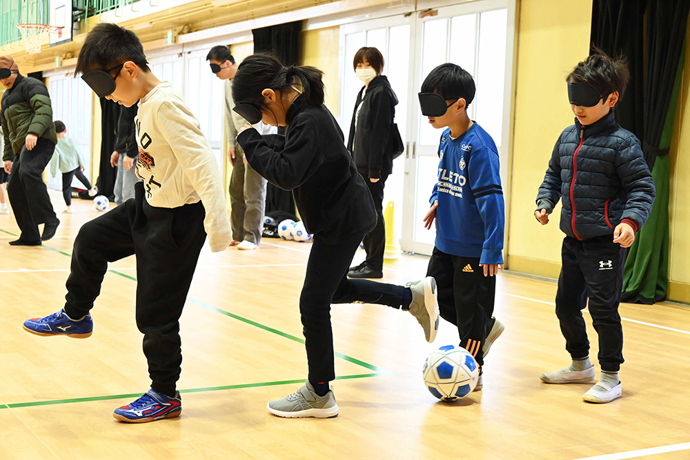 楽しみながら体験する子どもたちの画像
