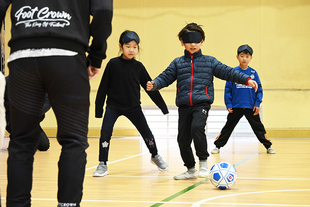 楽しみながら体験する子どもたちの画像