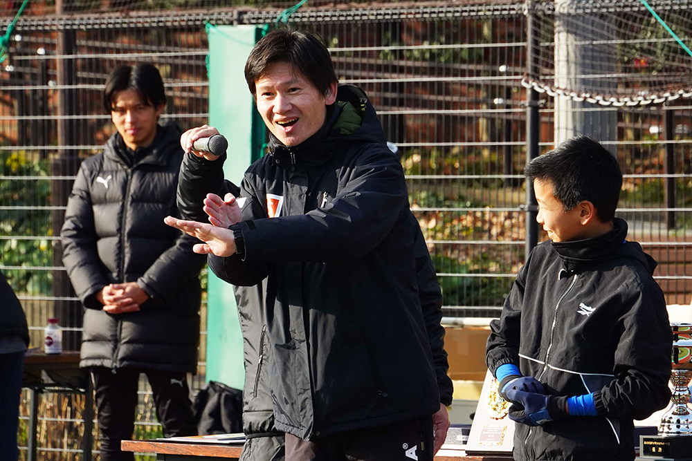 選手を激励する植松さんの画像