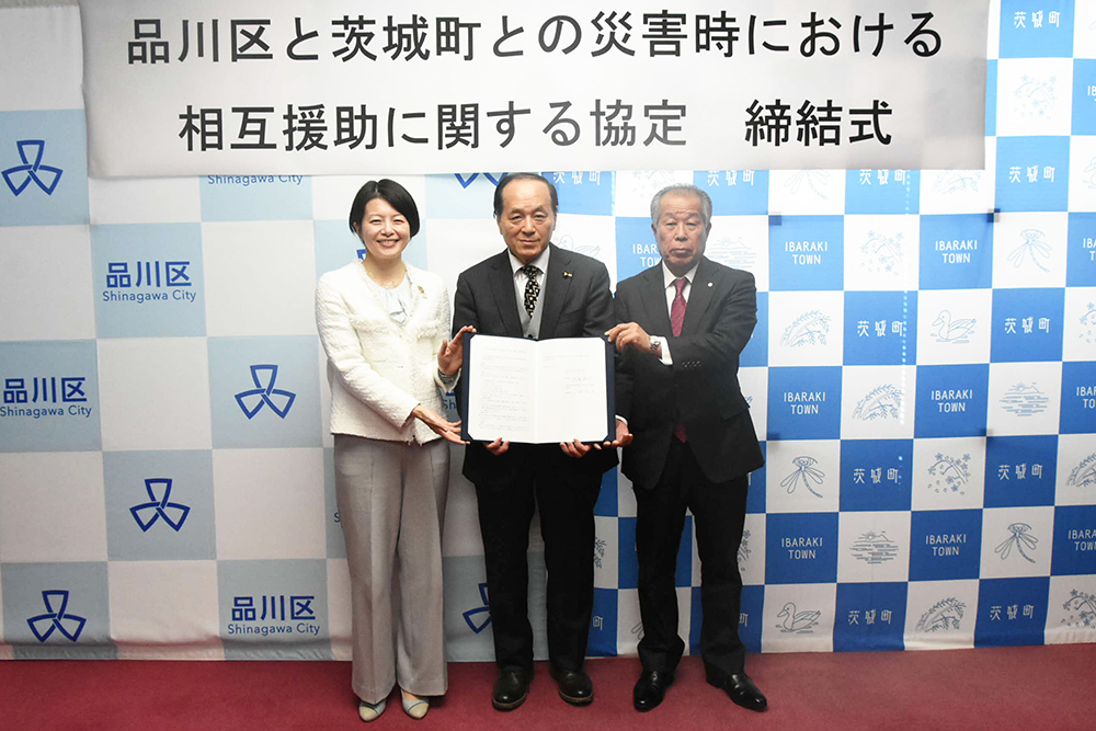 協定書を持ち記念撮影をする森澤区長と大塚会長、小林町長の画像