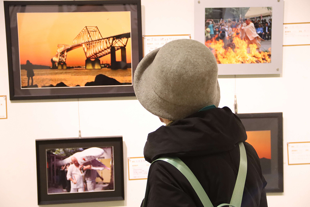 写真作品とそれ見る来館者の画像