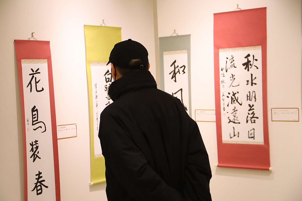 書道部門の作品とそれを見る来館者の画像