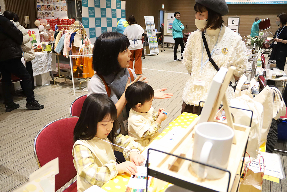ブースで体験する親子の画像