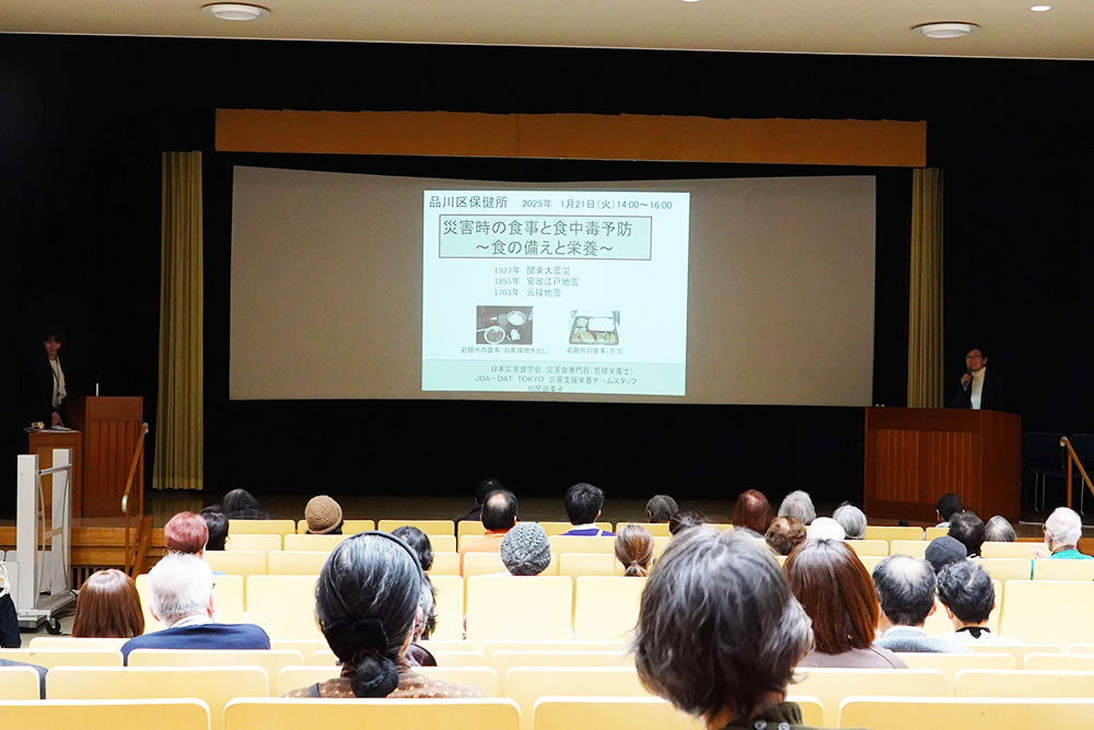 講演会の画像 後方から