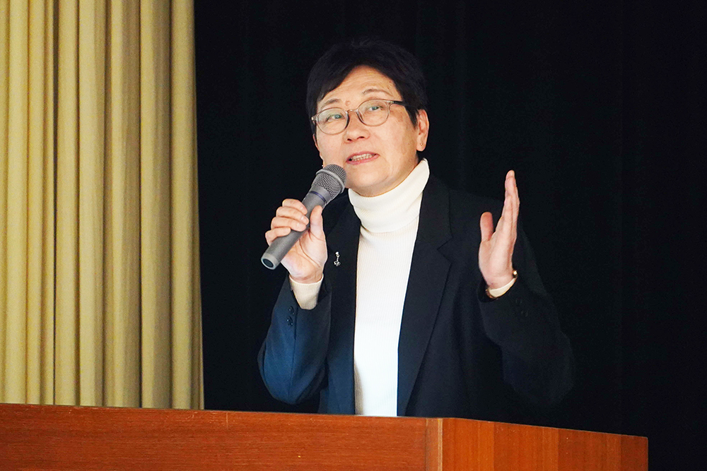 講演をする川尻さんの画像