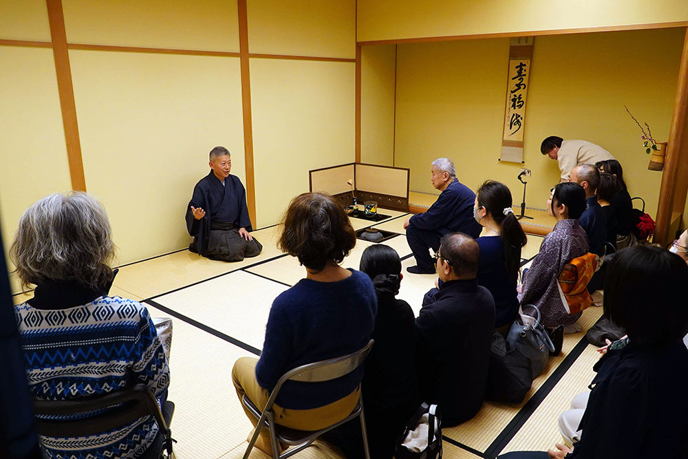 茶室で伝統文化の講演を行っている写真