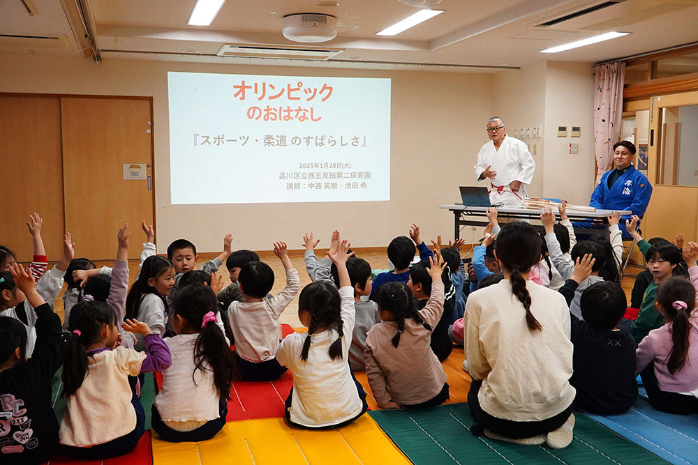 講義が始まり子どもたちが手を挙げている写真