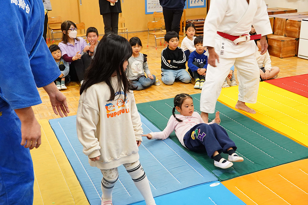 受け身を取っている子どもの写真