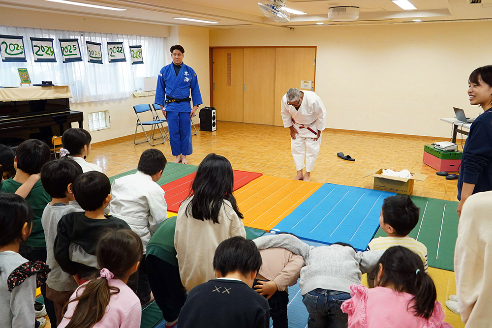 礼を行っている写真