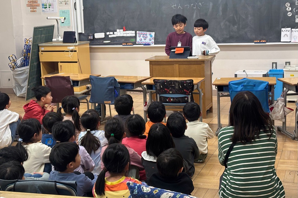 子どもが前に出て説明している写真
