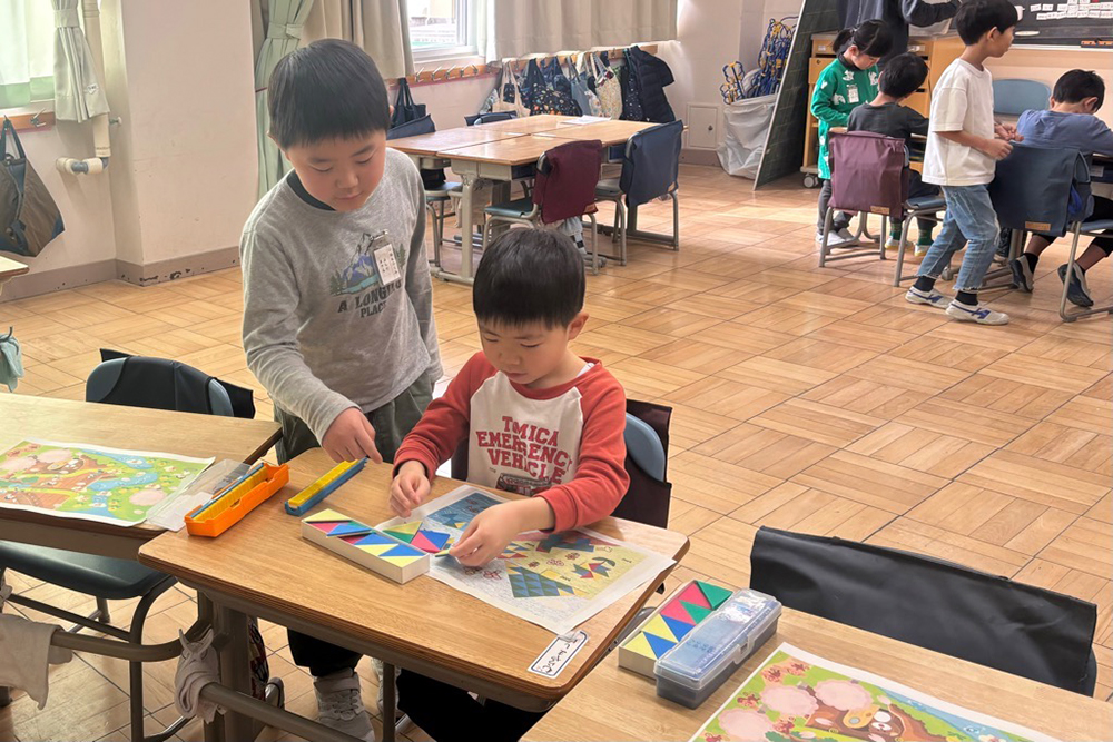 小学生が園児に説明している写真