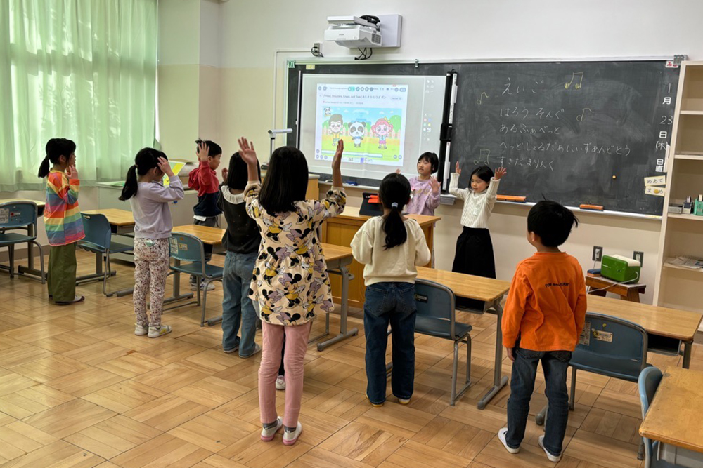 みんなで手を挙げている写真