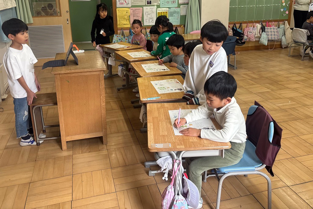 教えている写真