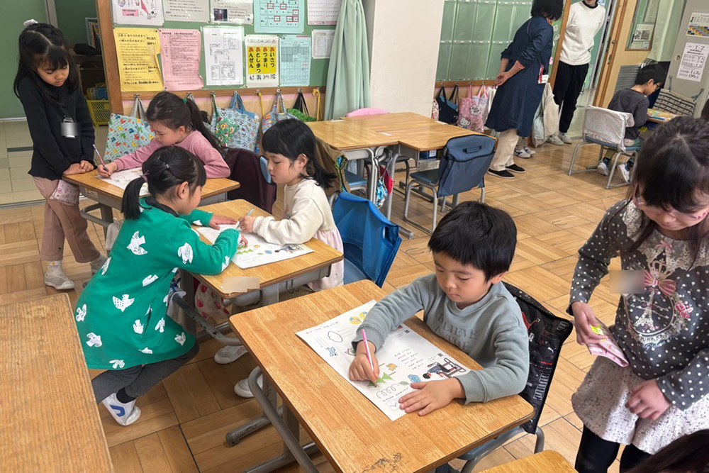 2名ペアになって作業している写真