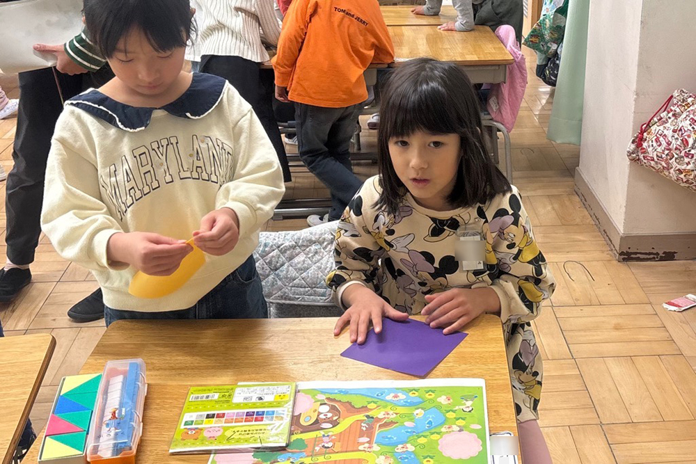 折り紙を折っている写真