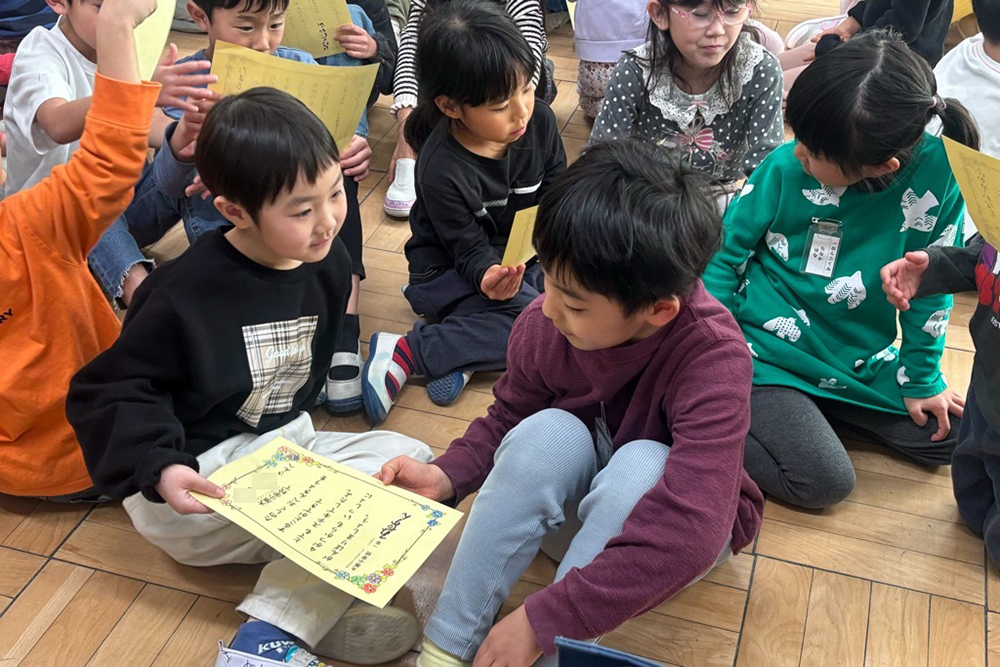 賞状を渡している写真