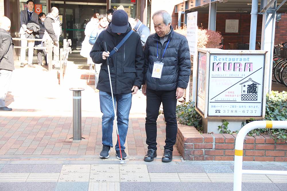 中小企業センターを出発する参加者の画像