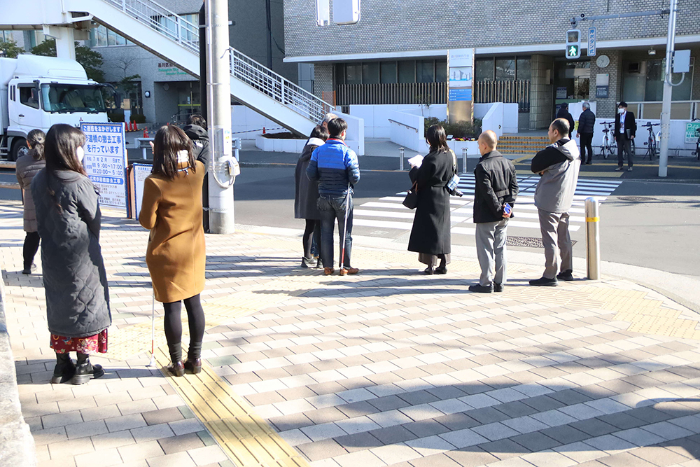 区役所前まで歩いてきた参加者の画像