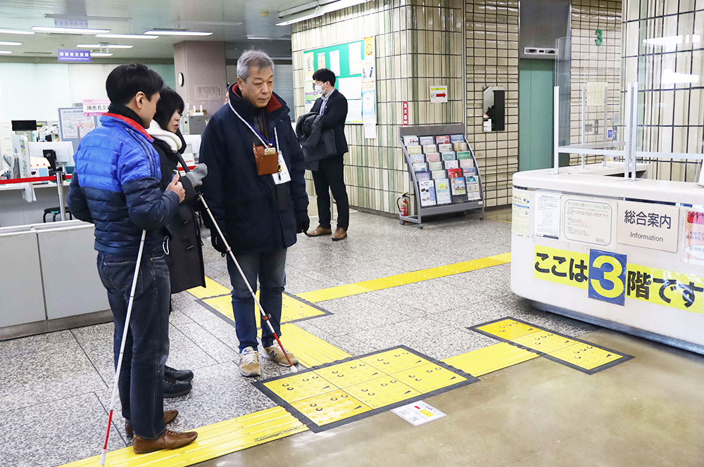 本庁舎総合案内前の点字ブロックを読み取る様子の画像