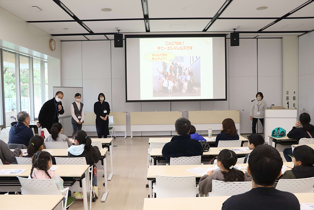 講師を紹介する会場広めの画像