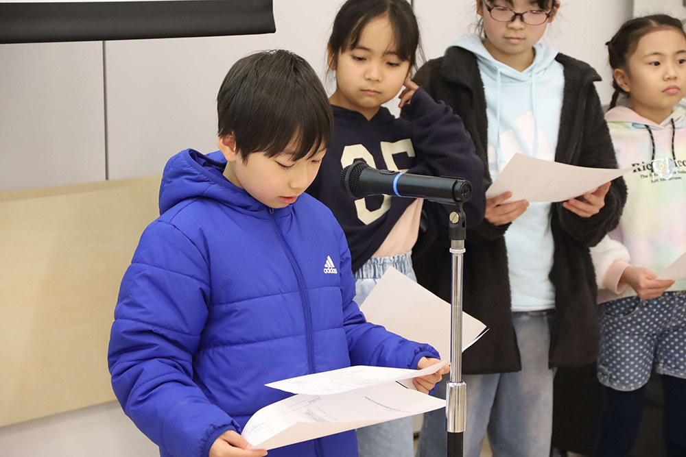 天気予報を発表する子どもの画像