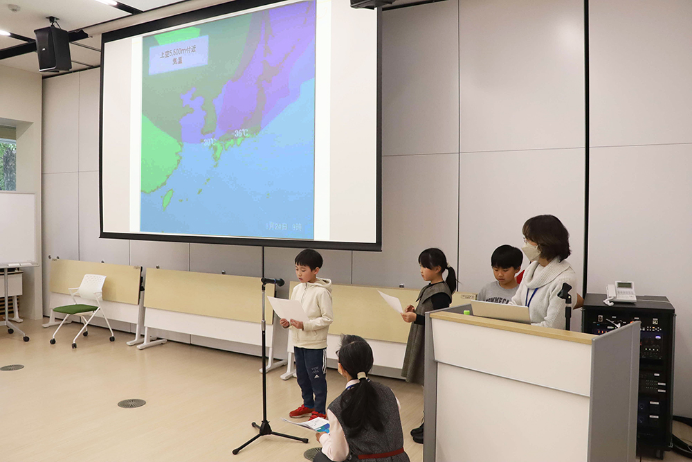 天気予報を発表するグループの画像