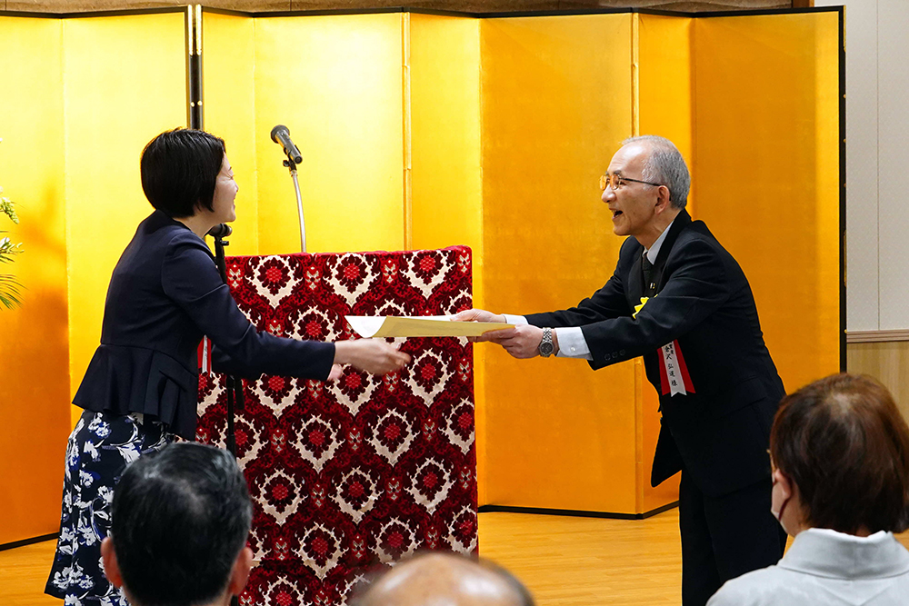 表彰している写真