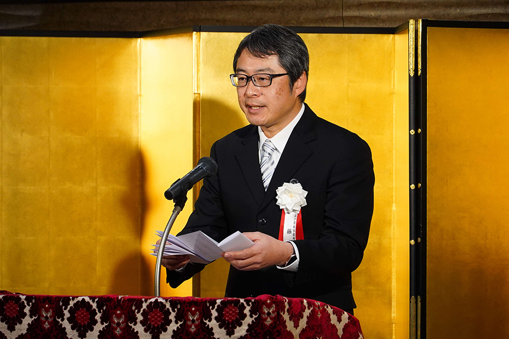 都税式辞を読み上げている写真