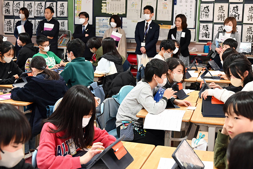 授業中の見学風景の写真