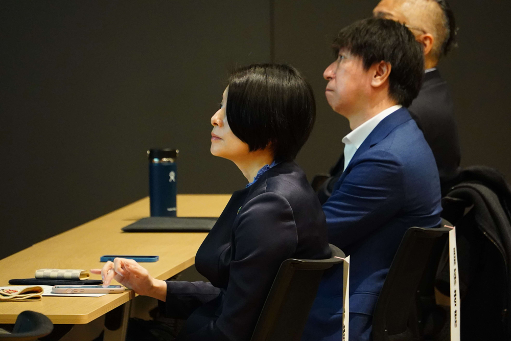 話を聞いている様子の写真