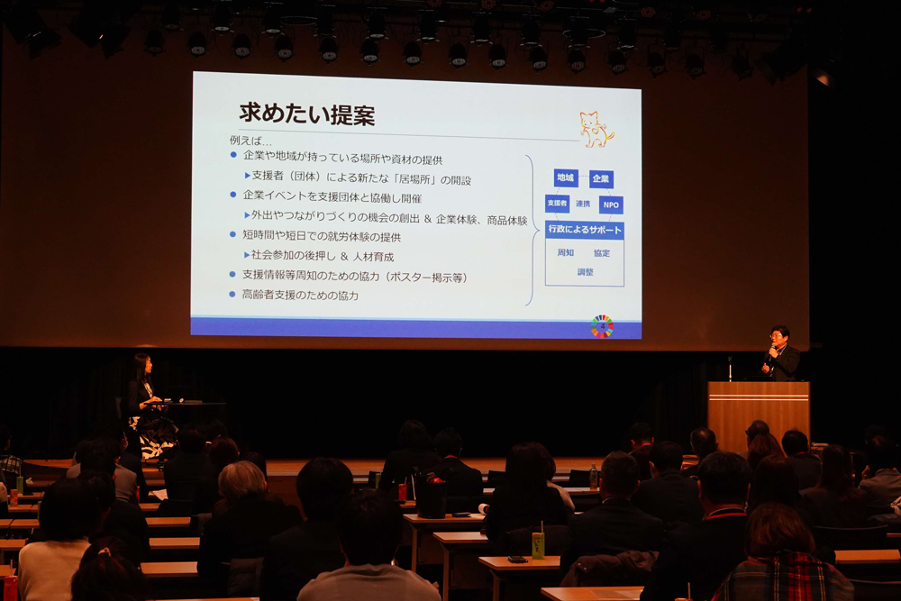 説明を受けている様子の写真
