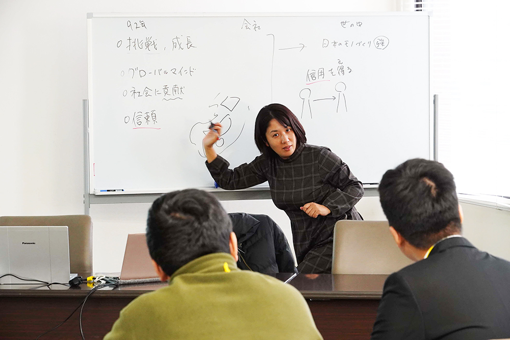 講師が話している様子の写真