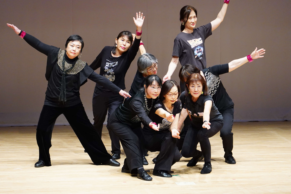 うるおい塾でダンスを披露している様子の写真
