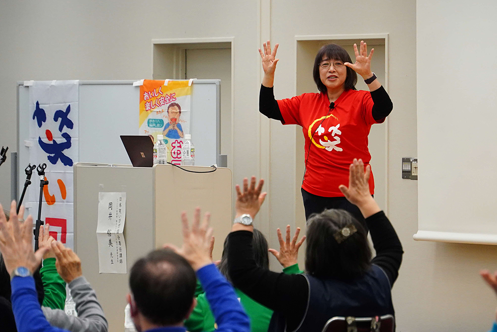 準備運動をする岡井さんと参加者の画像