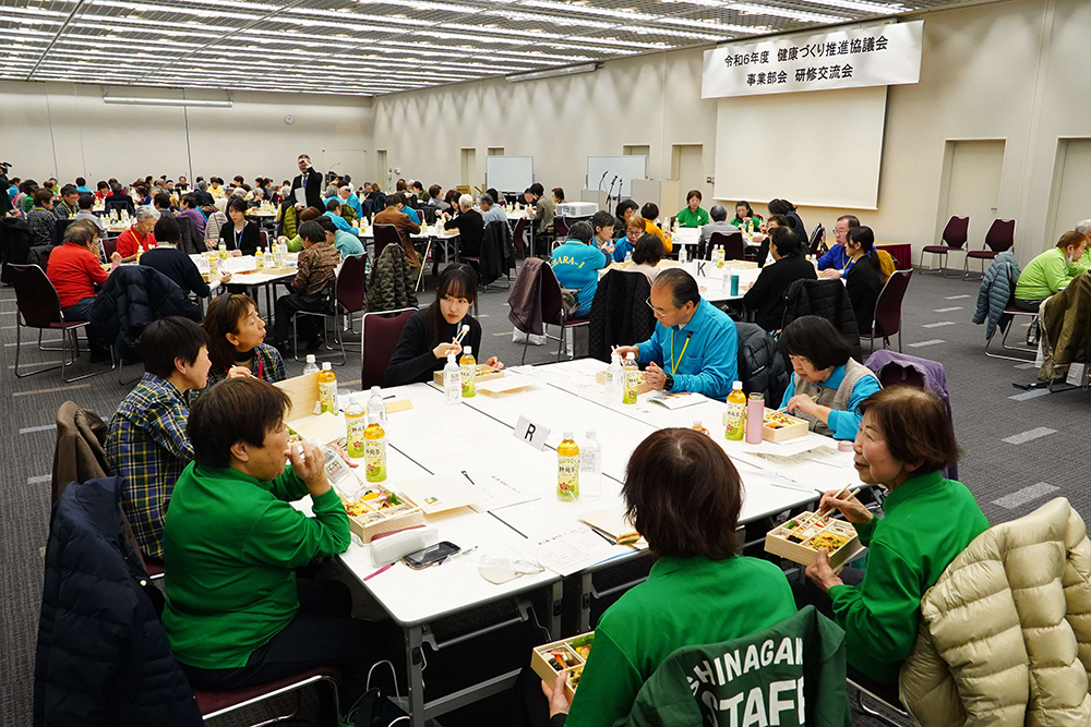 参加者たちによる交流会の様子