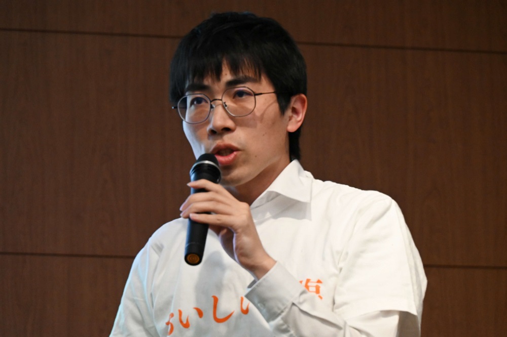 最優秀賞受賞者がプレゼンする画像