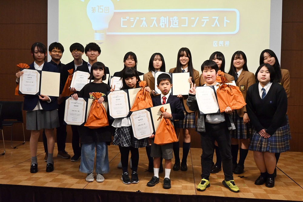 区民枠受賞者が写真撮影する画像
