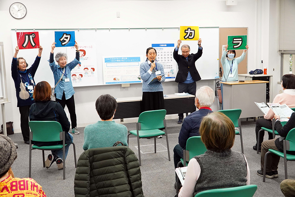 口の健康度チェックを行っている写真