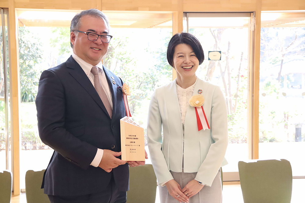森澤区長と受賞者の画像