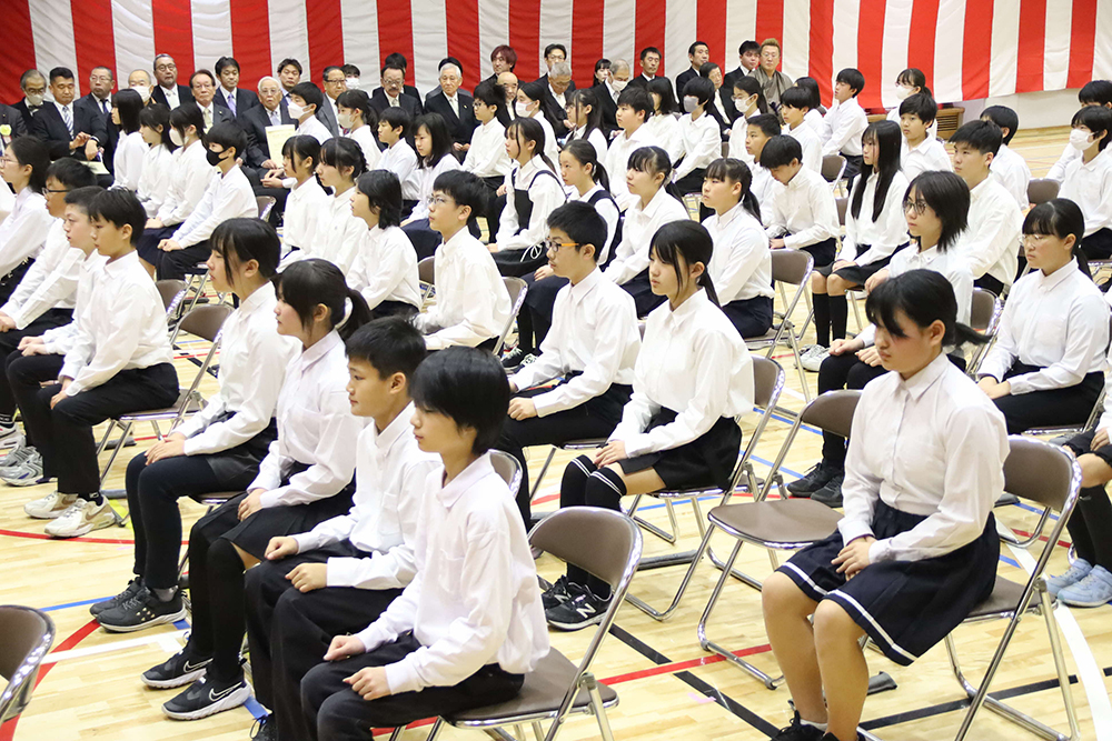 話を聞く児童たちの画像