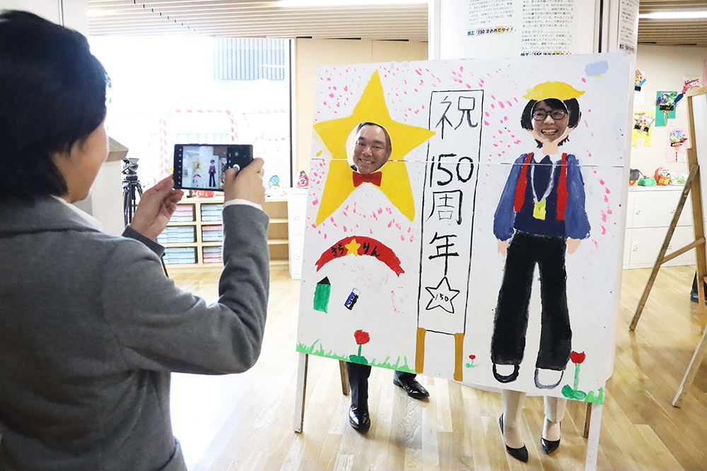 顔出しパネルで写真を撮る参加者の画像