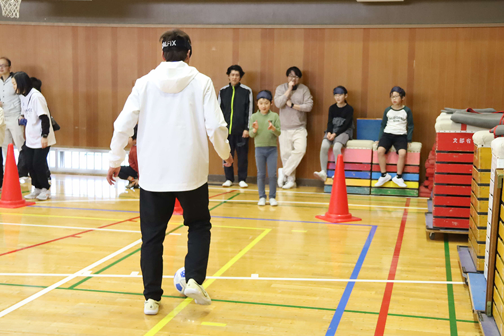 ドリブルする大人の参加者の画像
