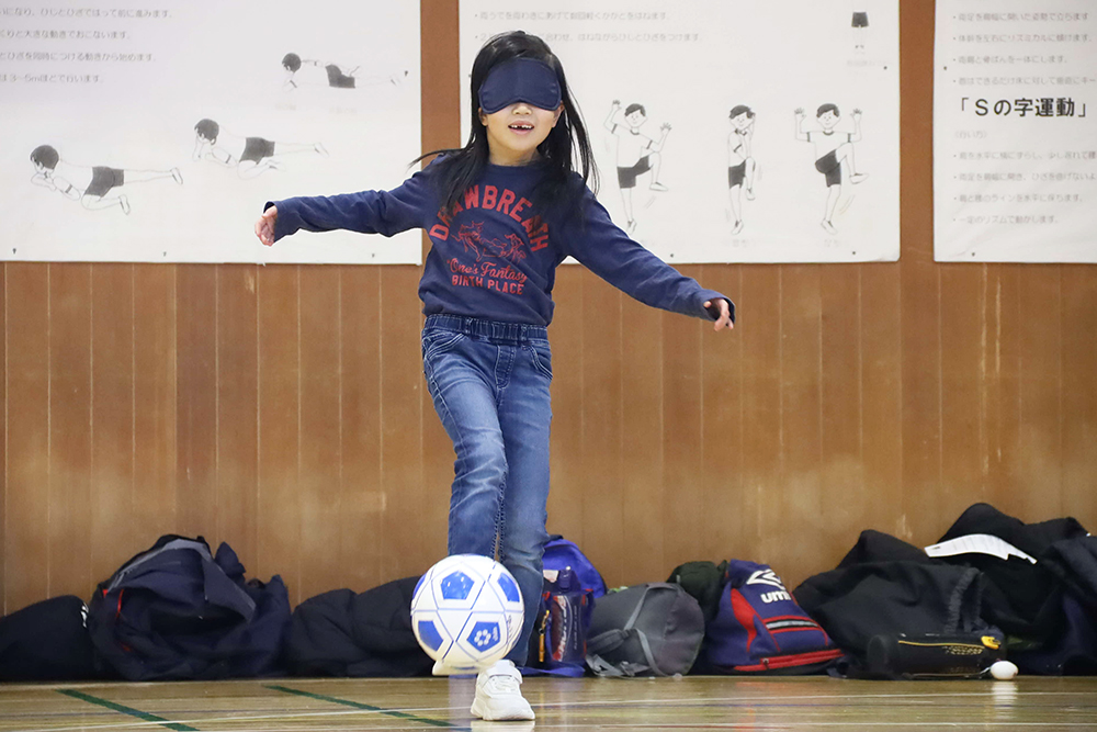 シュートする子どもの画像