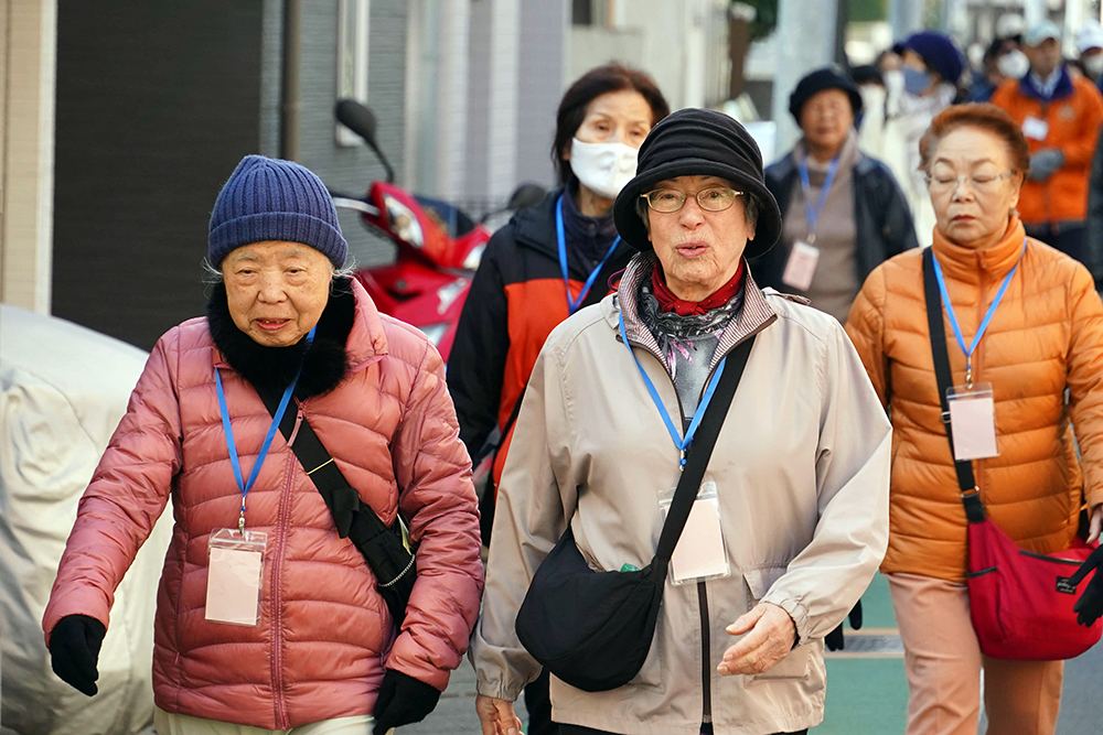 旧東海道を歩いている写真