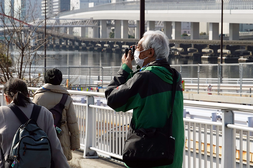 参加者が写真を撮っている写真
