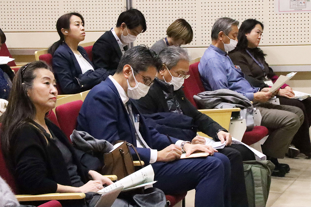話を聞く参加者の画像
