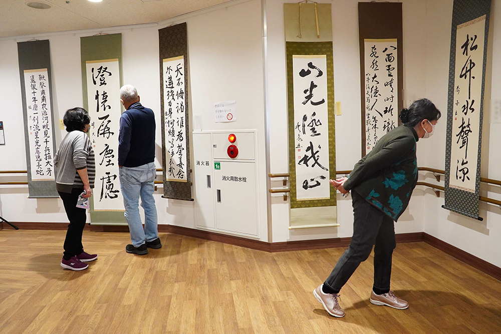 来訪者が作品を見ている写真