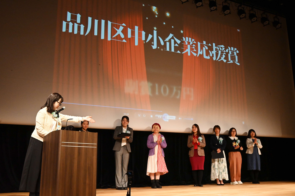 表彰式の様子の写真」