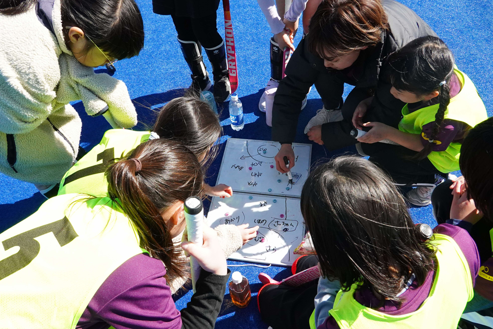 作戦会議をしている様子の写真